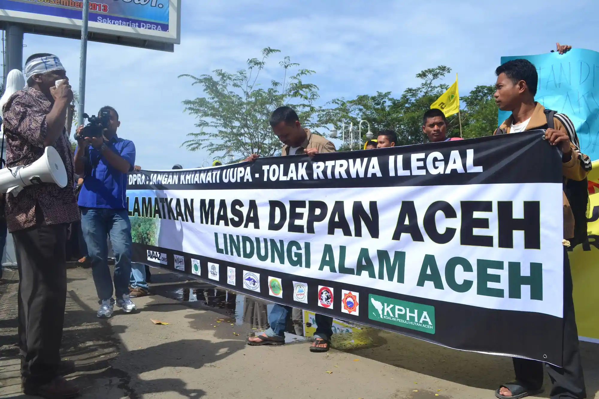 Spanduk Selamatan Hutan Aceh oleh Massa KPHA