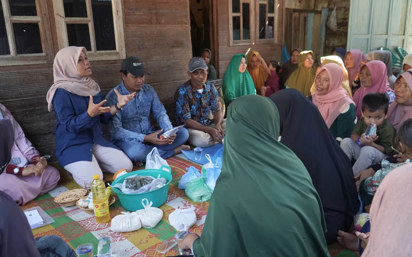 Memberdayakan Kelompok Perempuan Nelayan Teluk Rumbia melalui Pelatihan Pengolahan Produk Turunan Sagu
