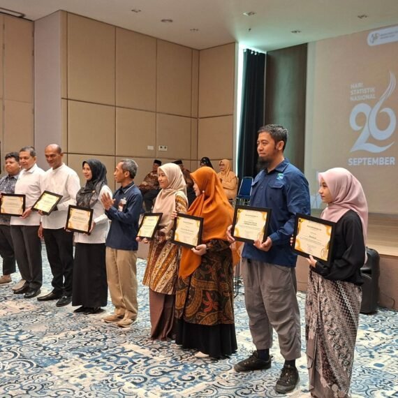 Para Penerima Penghargaan berfoto bersama Plt Kepala BPS