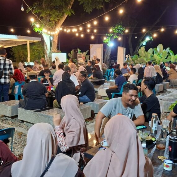 Para peserta memenuhi cafe malam itu untuk mengikuti launching buku dan cerita burung