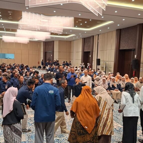 Penyerahan anugerah penghargaan dihadiri oleh staf BPS dari seluruh penjuru Aceh