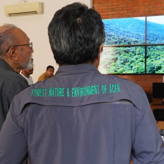 Wali Nanggroe didampingi Sekretaris Yayasan HAkA melihat video hutan Aceh