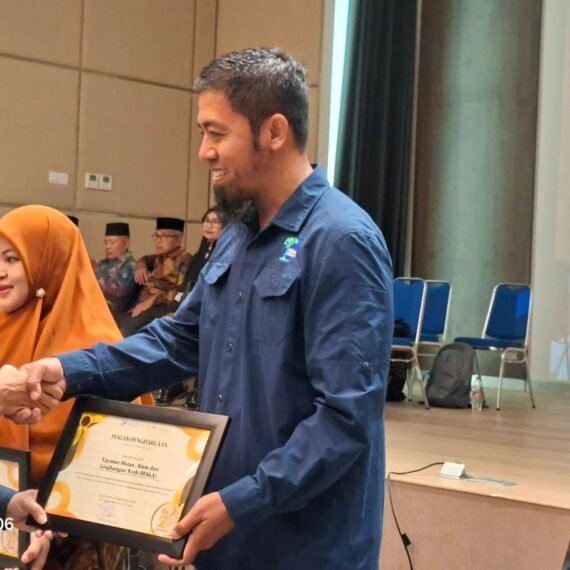 Bapak Tasdik Ilhamudin, Plt Kepala BPS Aceh menyerahkan penghargaan kepada perwakilan HAkA