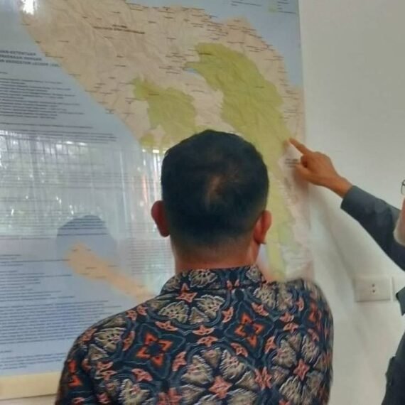 Wali Nanggroe melihat peta Kawasan Ekosistem Leuser