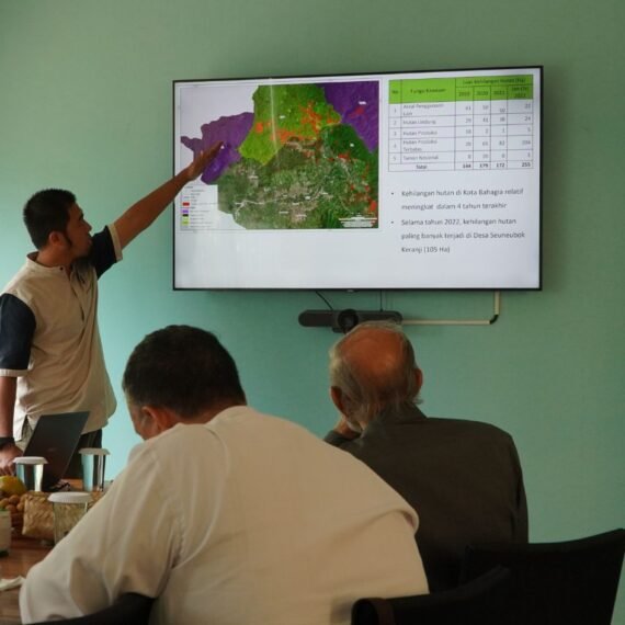 Presentasi Yayasan HAkA kepada Wali Nanggroe terkait pemantauan hutan