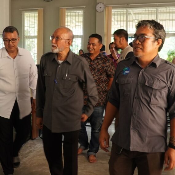 Sekretaris Yayasan HAkA mengiringi Wali Nanggroe meninjau kantor HAkA