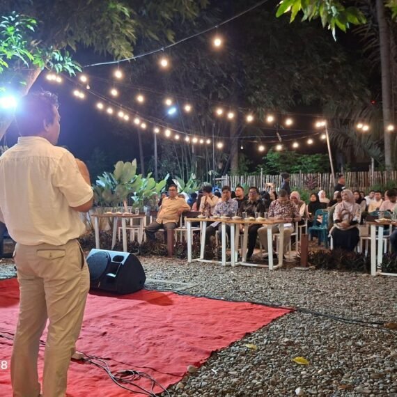 Sekretaris Yayasan HAkA memberikan sambutan