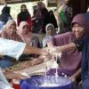 Ibu-ibu mempraktekkan proses pembuatan tepung sagu