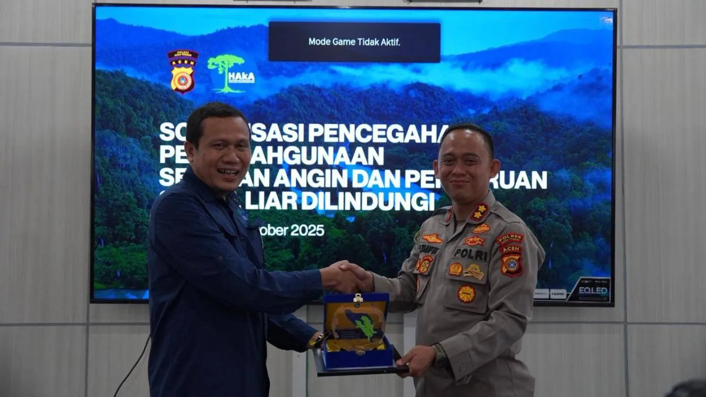 Penyerahan Plakat dari HAkA ke Polres Aceh Tengah