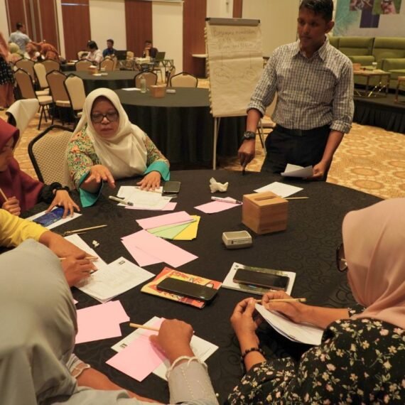 Bapak Abdullah menjadi Fasilitator dalam Seminar Nasional HAkA dan TAF Perempuan dan Pemantauan Hutan Berbasis Teknologi
