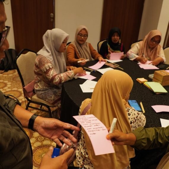 Bapak Budi Memfasilitasi Seminar Nasional HAkA dan TAF Perempuan dan Pemantauan Hutan Berbasis Teknologi