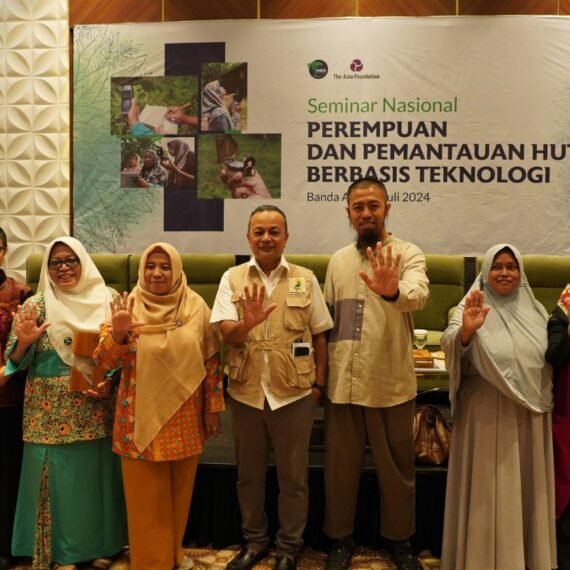Foto Bersama Kepala KPH 3 Bapak Fajri dan Peserta Seminar
