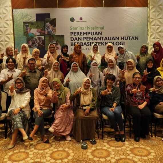 Foto Bersama Seminar Nasional HAkA dan TAF Perempuan dan Pemantauan Hutan Berbasis Teknologi