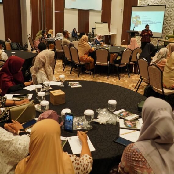 TAF memberikan arahan dalam Seminar Nasional HAkA dan TAF Perempuan dan Pemantauan Hutan Berbasis Teknologi