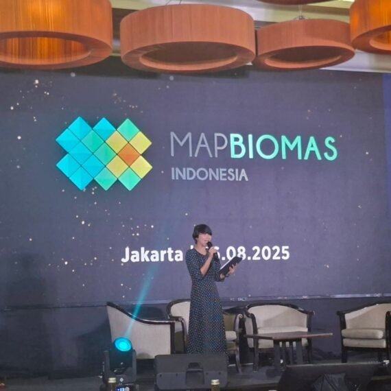 Gita Syahrani turut hadir dan menjadi moderator dalam Launching MapBiomas Koleksi 4.0