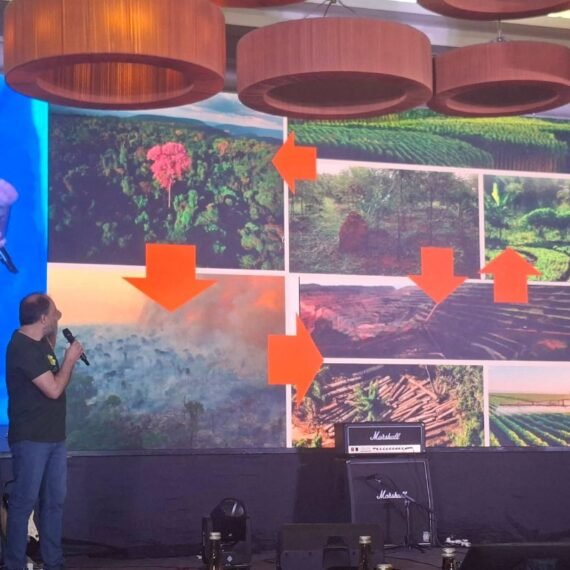 Tim Pakar dari MapBiomas internasional juga memaparkan kisah dari pembuatan platform ini.