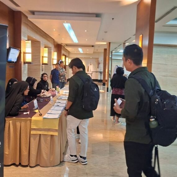 Para peserta sedang melakukan pendaftaran dalam acara Launching MapBiomas koleksi 4.0