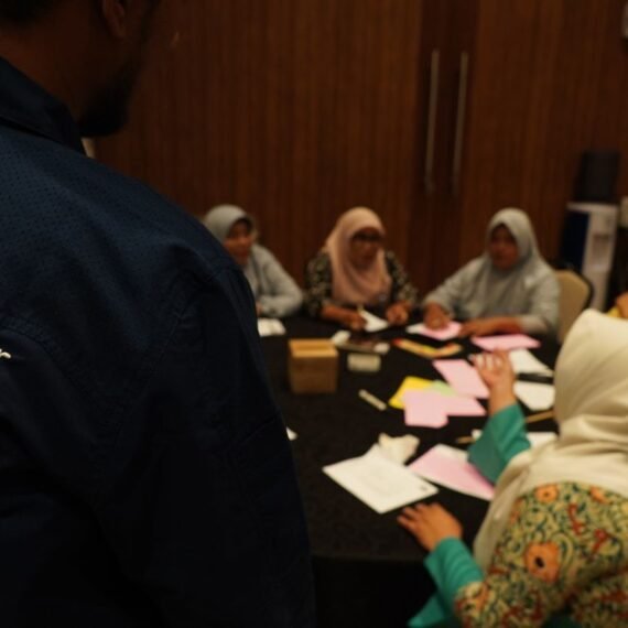 Lukmanul Hakim memfasilitas Seminar Nasional HAkA dan TAF Perempuan dan Pemantauan Hutan Berbasis Teknologi