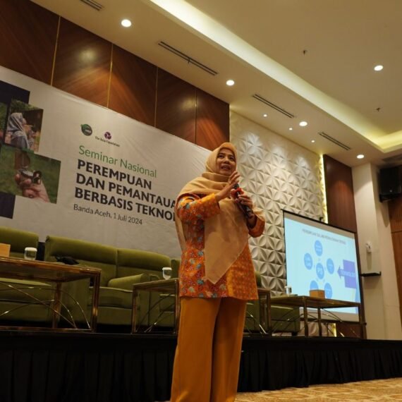 Narasumber dari KLHK mengisi dalam Seminar Nasional HAkA dan TAF Perempuan dan Pemantauan Hutan Berbasis Teknologi