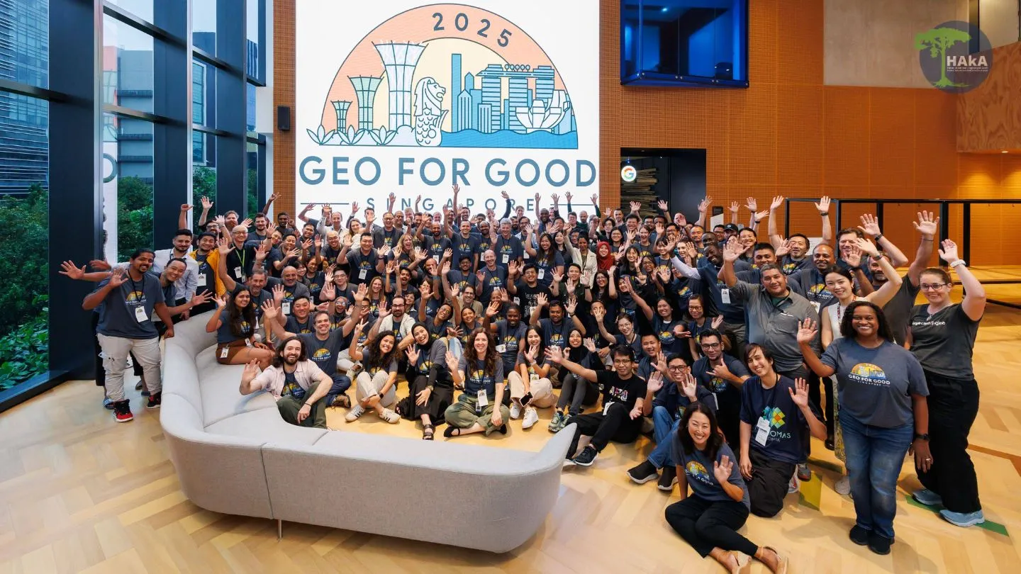 Seluruh peserta Geo for Good User Summit 2025 Singapura berfoto bersama