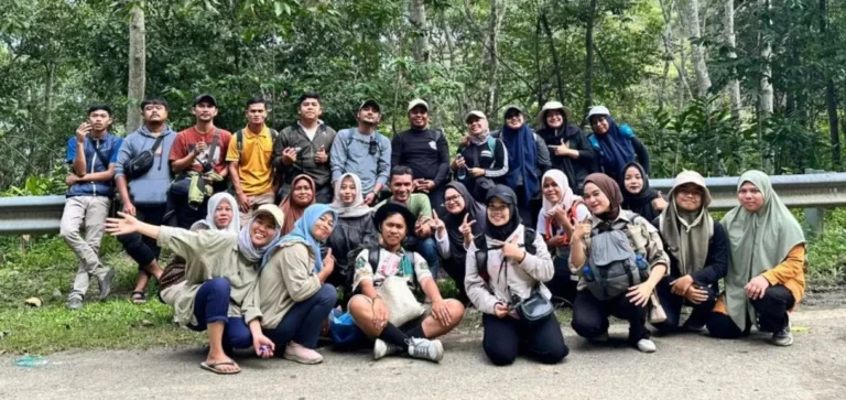 The HAkA Team group left Linge on foot