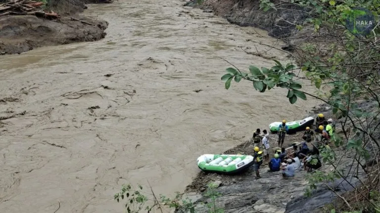 HAkA boat from the broken bridge in Linge