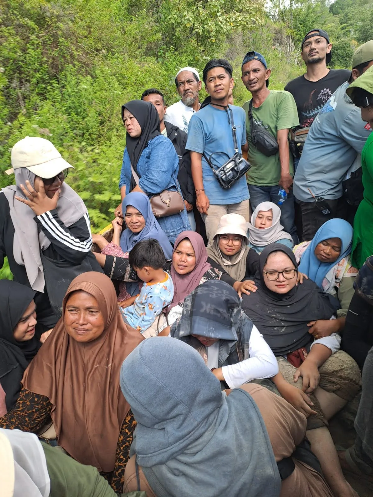 Wajah para penyintas setelah melewati puluhan longsor