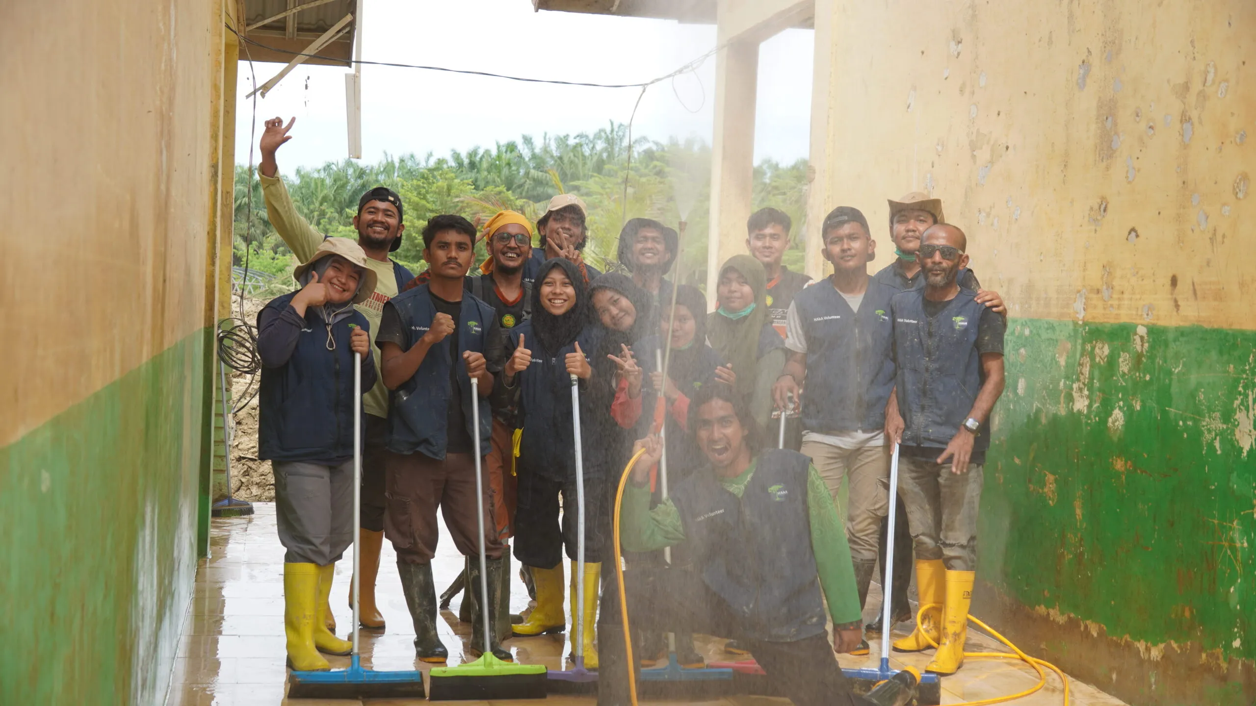 Yayasan HAkA Dorong Pemulihan Pendidikan Pascabanjir melalui Aksi Bersih-Bersih Sekolah