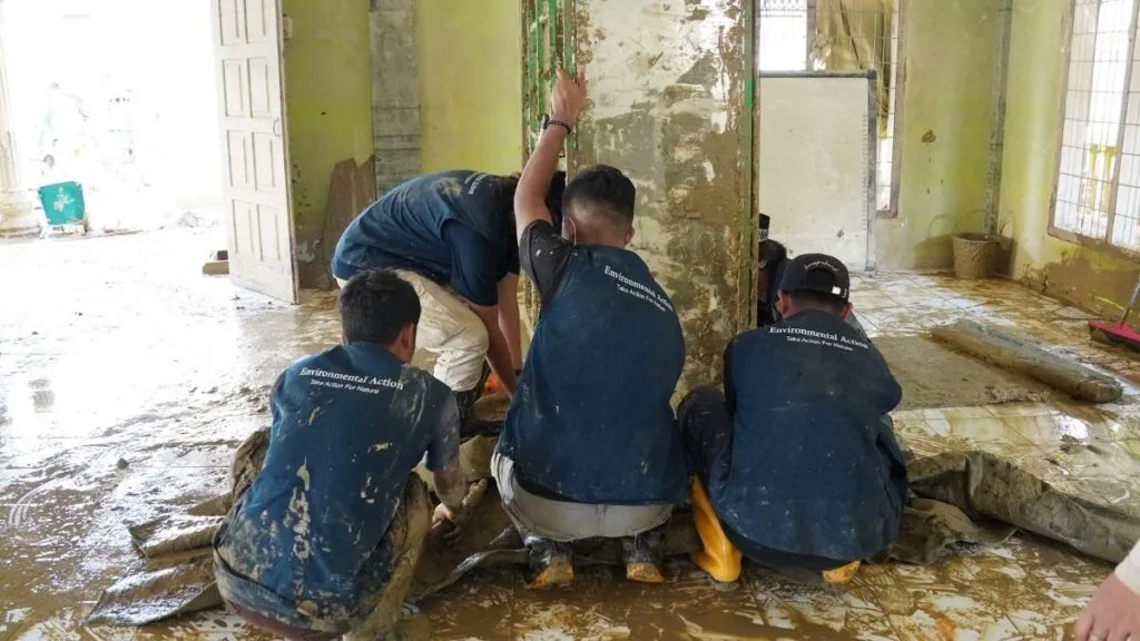 HAkA bersihkan Sekolah di Aceh Tamiang