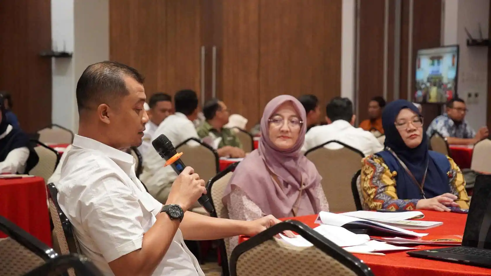 Bapak dari Kepolisian Memberikan Komentar dan Saran dalam FGD Tersebut. Nampak Juga Ketua Ombudsman Aceh juga Hadir.