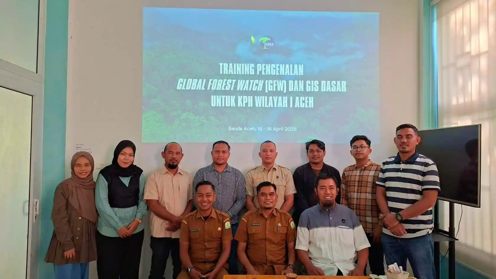 Foto Bersama KPH 1 dan HAkA di Ruangan Rapat Gedung Pusat Pelatihan Konservasi Leuser FI