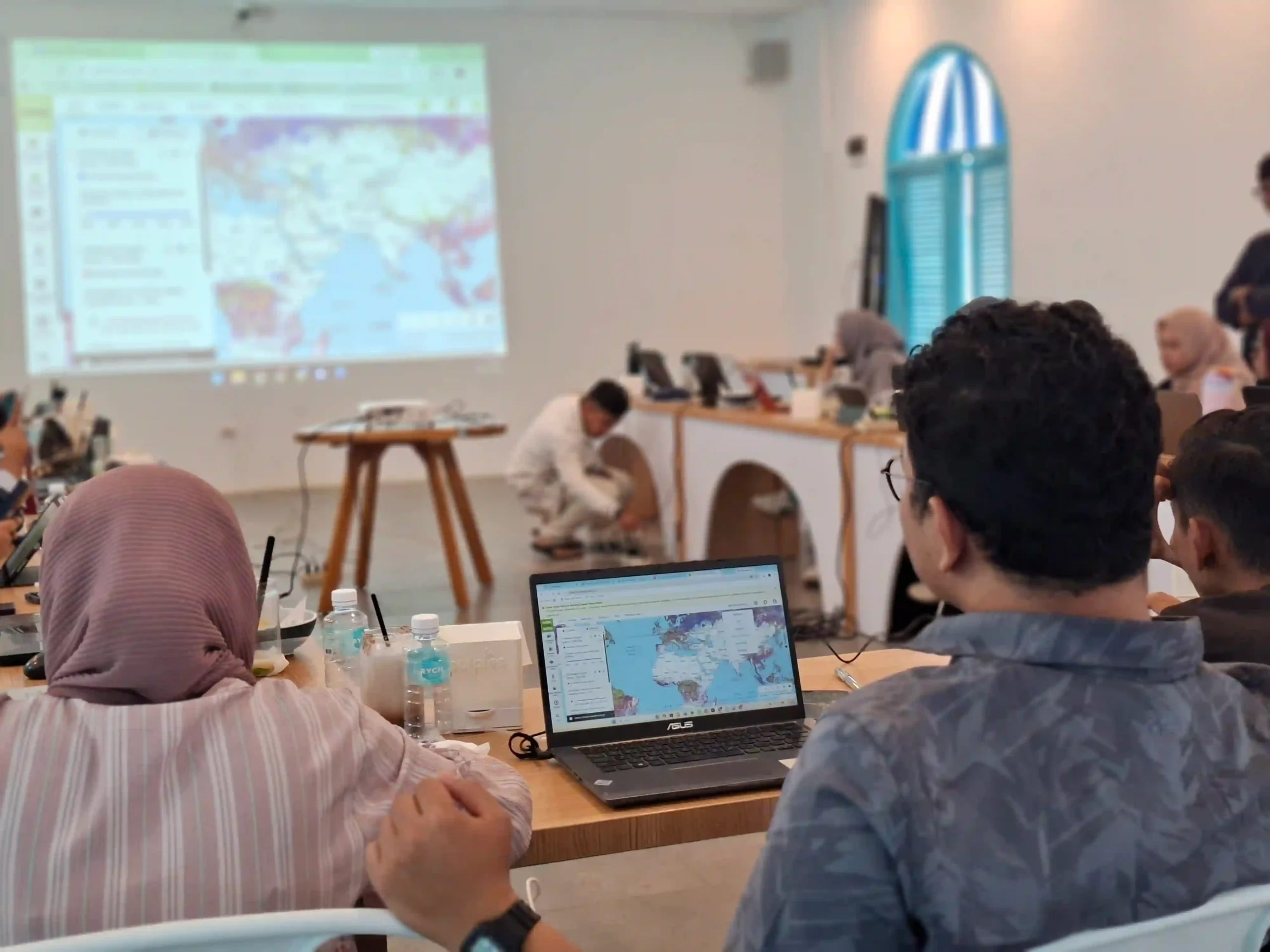 Presentasi pelatihan pemantauan hutan untuk Jurnalis menggunakan GFW