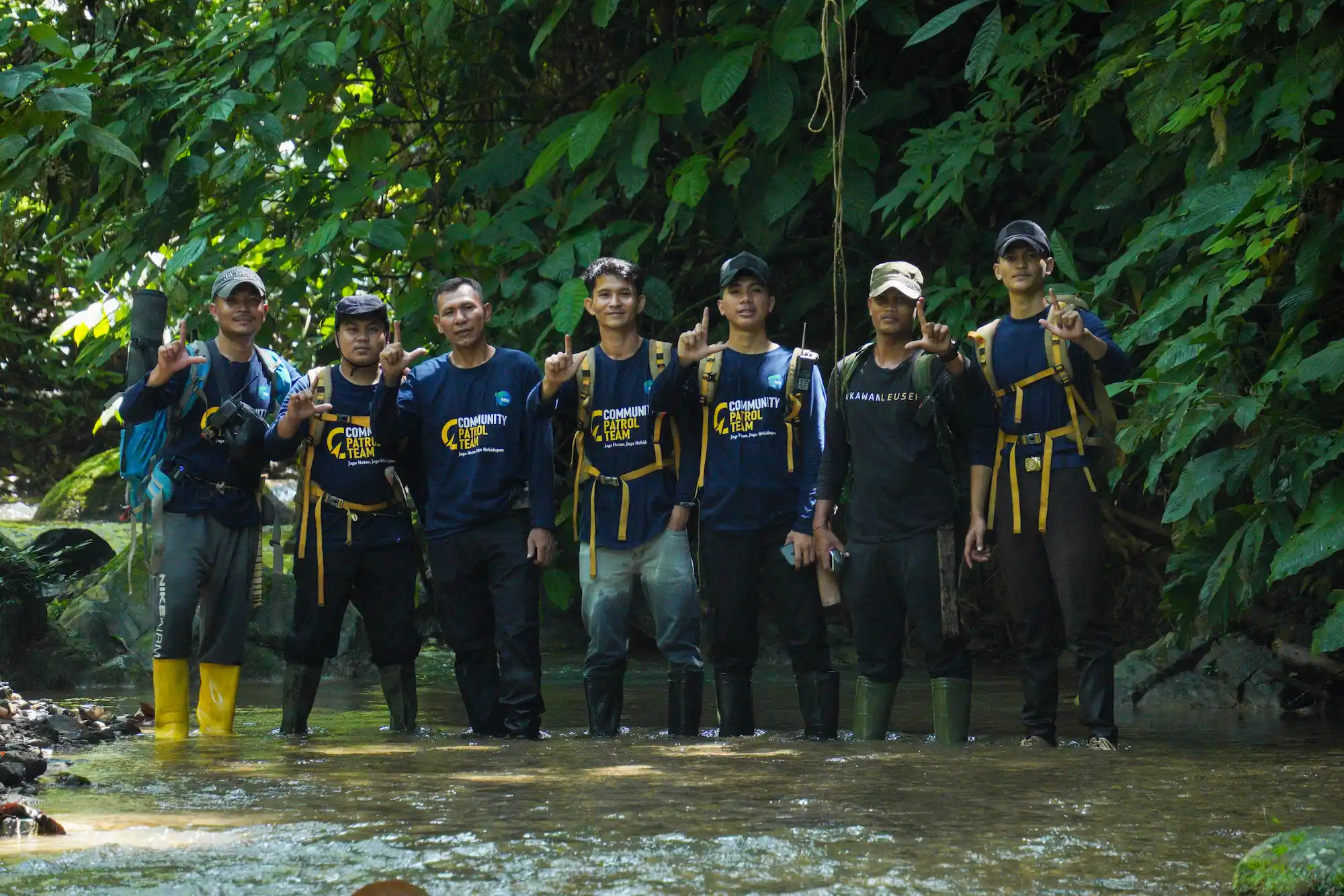 Foto Bersama Tim Patroli Komunitas LPHG Bunin menyeberang sungai