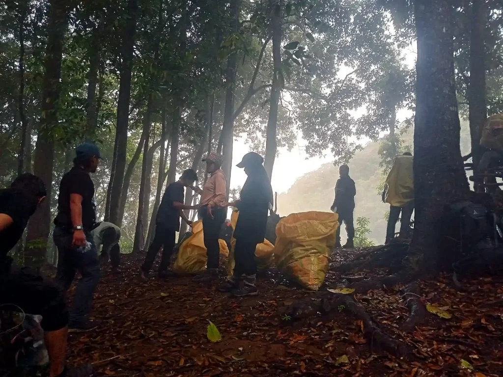Bersih Sampah Jalur Pendakian Seulawah UKM PA Leuser dan HAkA di Akhir Pekan Via Desa Saree