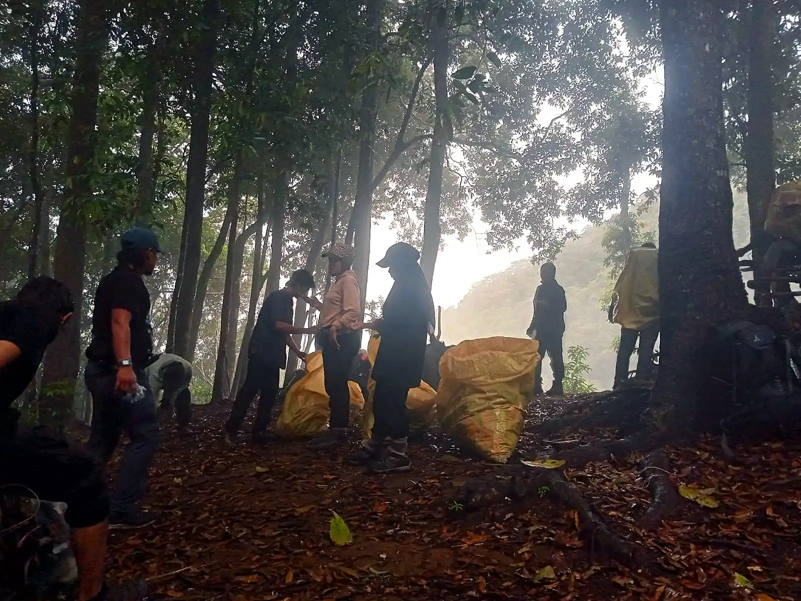 Bersih Sampah Jalur Pendakian Seulawah UKM PA Leuser dan HAkA di Akhir Pekan Via Desa Saree