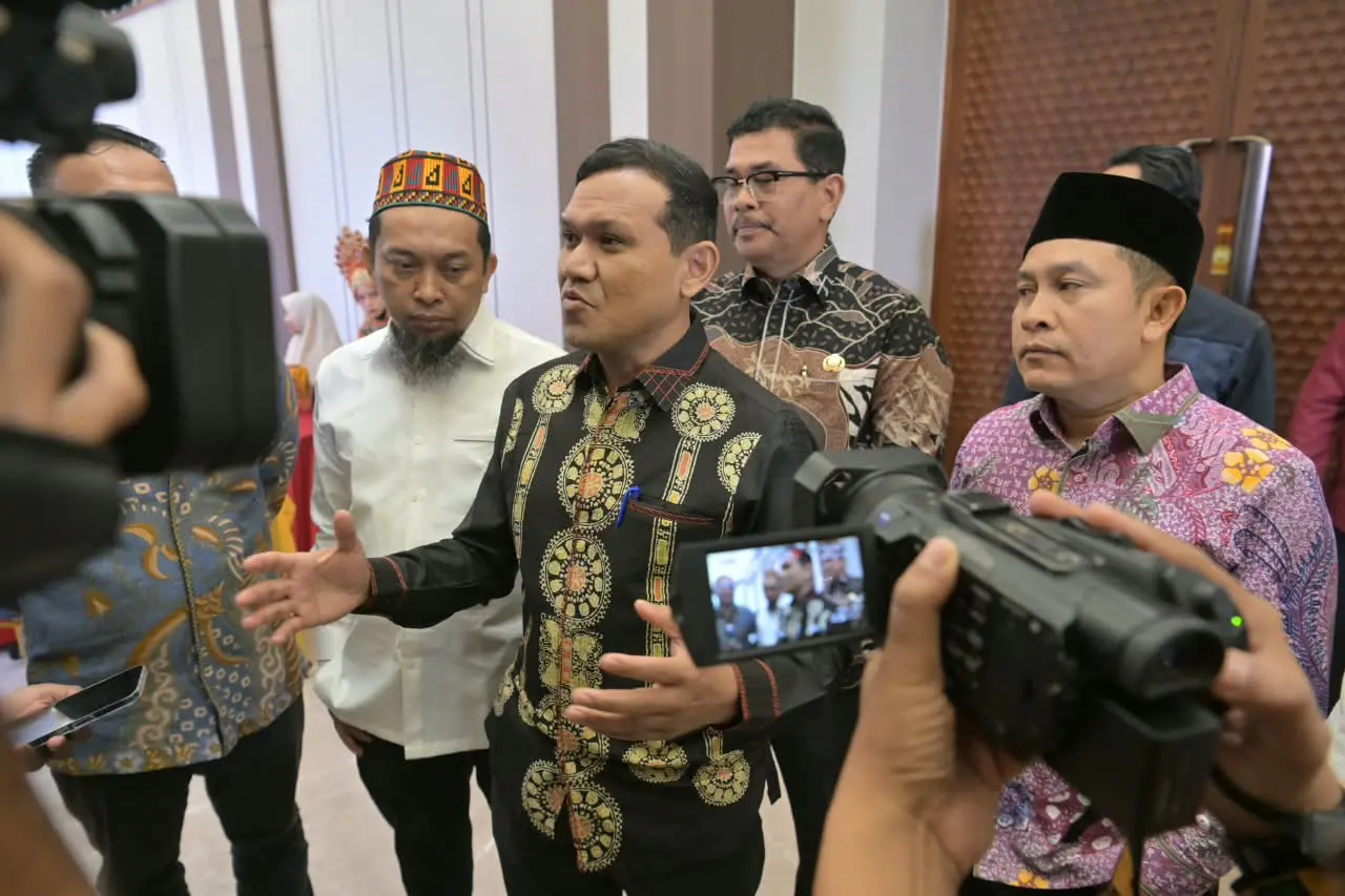 Dek Fadh memberikan keterangan kepada pers