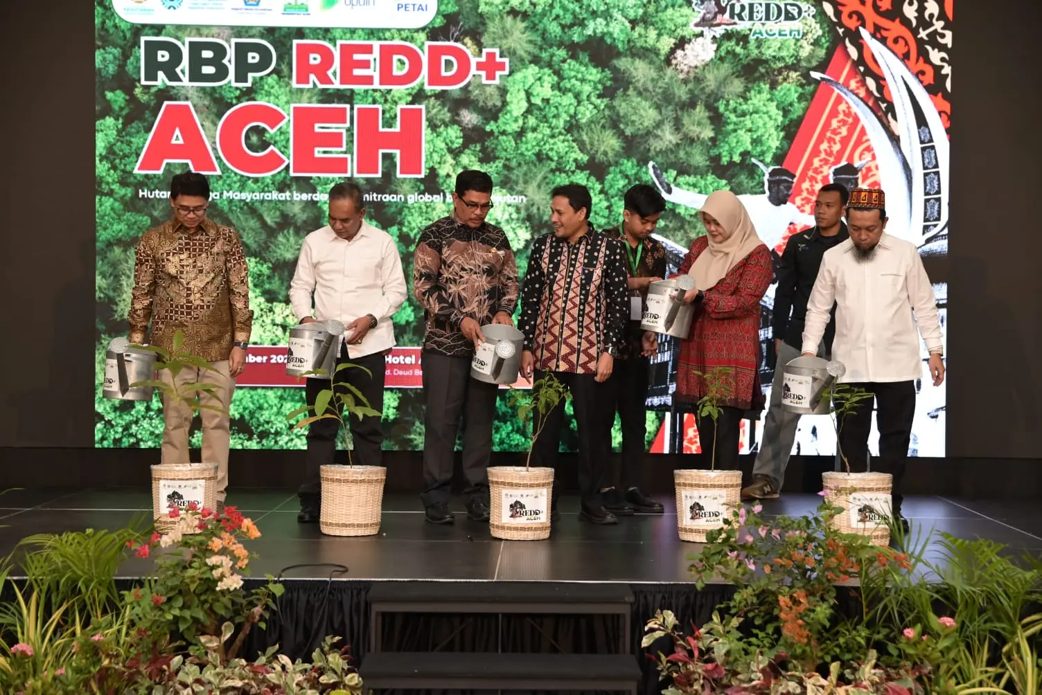 Secara Simbolis Kelembagaan REDD+ Aceh juga diluncurkan